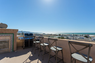 918 Monterey Blvd, Unit 902 in Hermosa Beach, CA - Building Photo - Building Photo