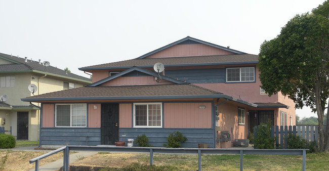 1406 Sycamore Dr in Antioch, CA - Foto de edificio - Building Photo