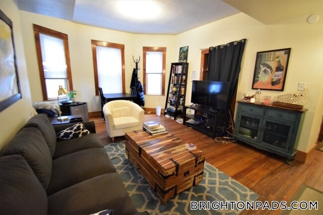 346 Faneuil St, Unit 2 in Boston, MA - Foto de edificio - Building Photo