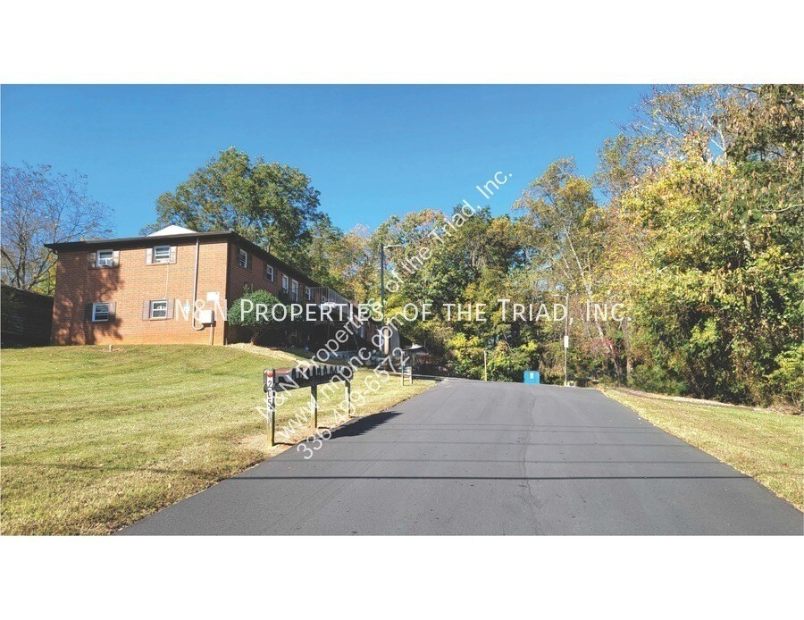 205 N Main St in King, NC - Building Photo