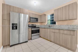 10220 SW 178th St in Miami, FL - Foto de edificio - Building Photo