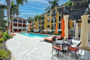 23191 Fashion Dr in Estero, FL - Building Photo