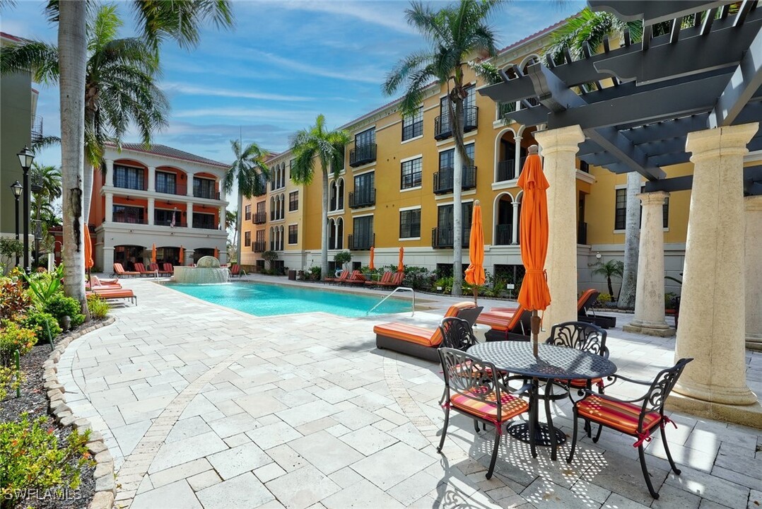 23191 Fashion Dr in Estero, FL - Foto de edificio