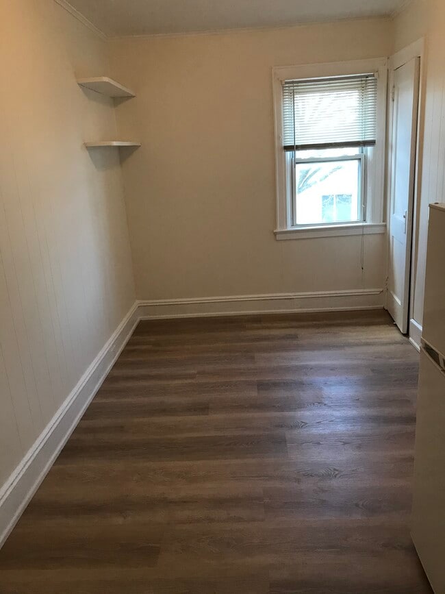 121 Washington Ave, Unit Efficiency Apartment in Mineola, NY - Foto de edificio - Building Photo