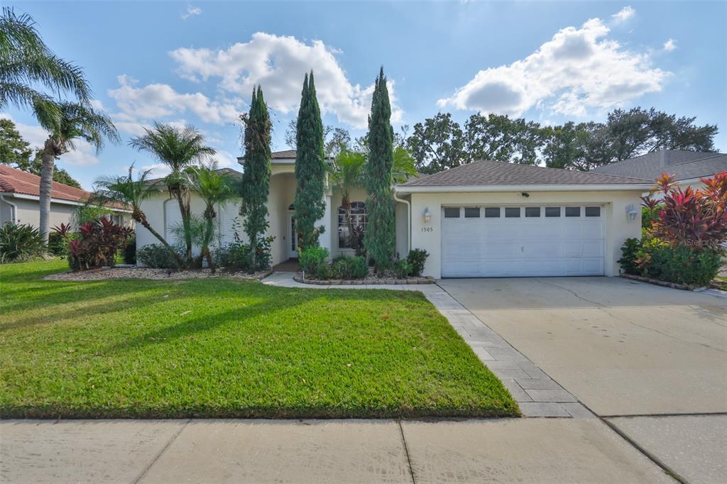 1505 Ventana Dr in Sun City Center, FL - Building Photo