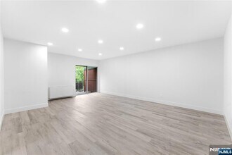 1111 River Rd in Edgewater, NJ - Building Photo - Building Photo