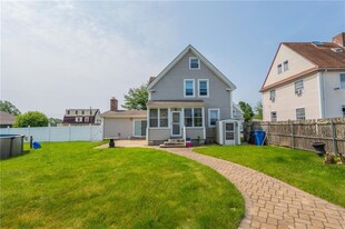 75 Gladstone St in Cranston, RI - Building Photo