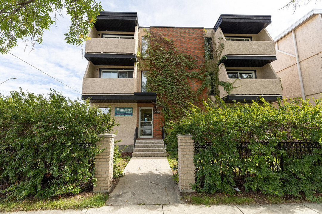 Renfrew Corner Apartments in Calgary, AB - Building Photo