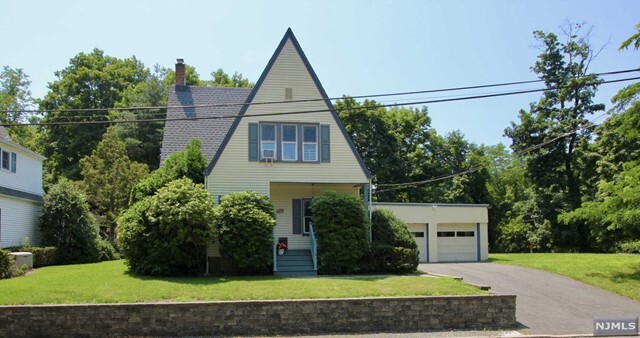 6 Cottage Pl in Allendale, NJ - Building Photo