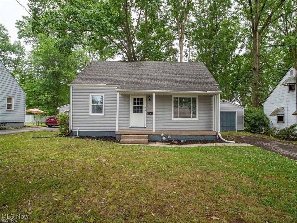1782 Beechwood St NE in Warren, OH - Building Photo