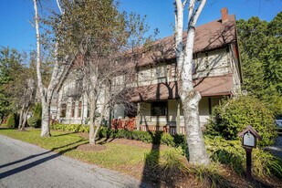 10 Carriage House Ln in Saratoga Springs, NY - Building Photo
