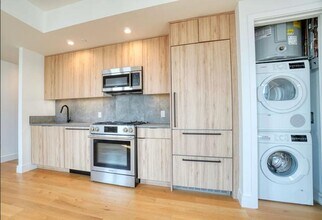 24-16 Queens Plaza S in Queens, NY - Building Photo - Building Photo