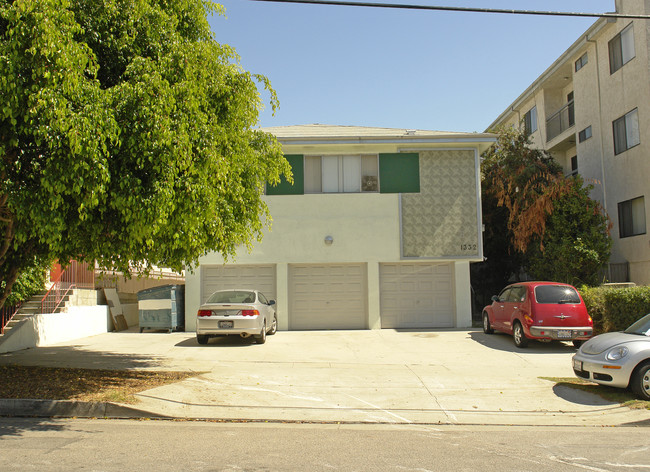 1332 N Sierra Bonita Ave in West Hollywood, CA - Foto de edificio - Building Photo