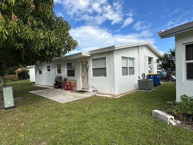 2420 Park Ln in Hollywood, FL - Building Photo - Building Photo