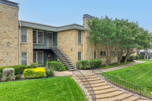 Park Meadow Condominium in Dallas, TX - Building Photo