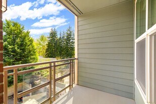 16275 NE 85th St in Redmond, WA - Building Photo