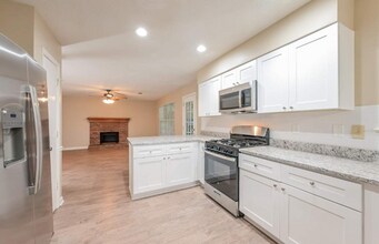 4220 E Meadow Dr in Duluth, GA - Foto de edificio - Building Photo