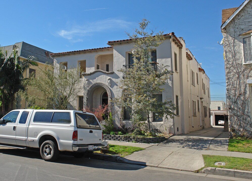 443 N Curson Ave in Los Angeles, CA - Building Photo