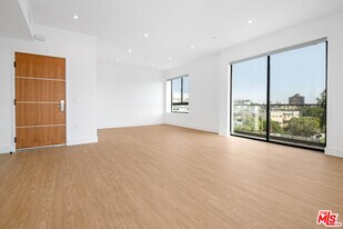 8555 Colgate Ave in Los Angeles, CA - Building Photo