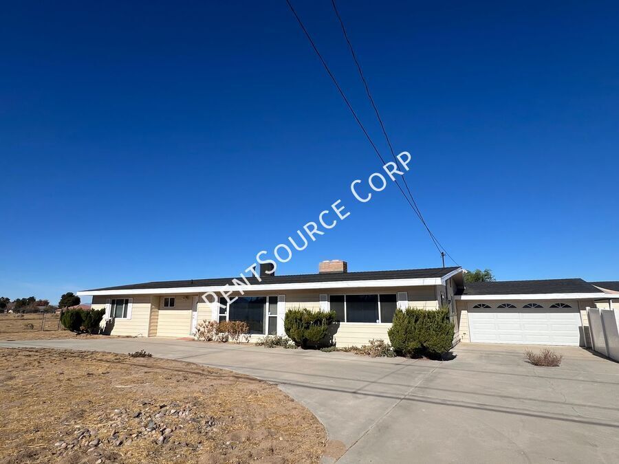 2039 Columbia Way in Palmdale, CA - Building Photo