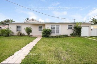 10900 SW 42nd St in Miami, FL - Building Photo