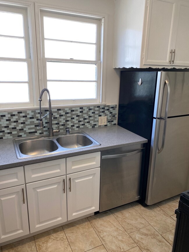 626-628 Midvale Ave in Los Angeles, CA - Foto de edificio - Building Photo