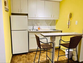 150 W 51st St, Unit #1703 in New York, NY - Building Photo - Building Photo