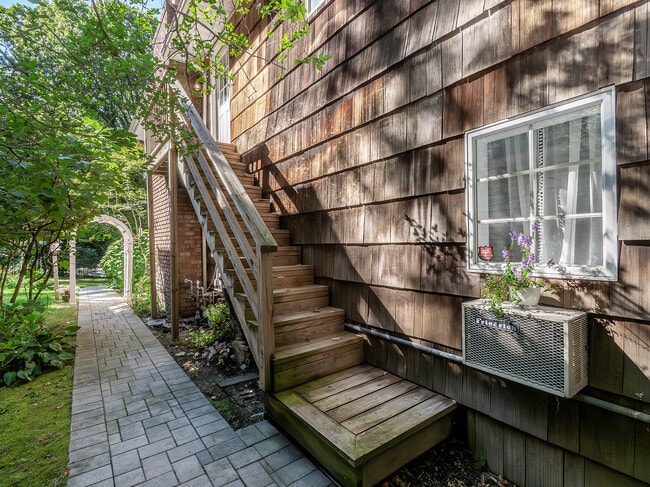 15 Albin St in Glen Cove, NY - Building Photo - Building Photo