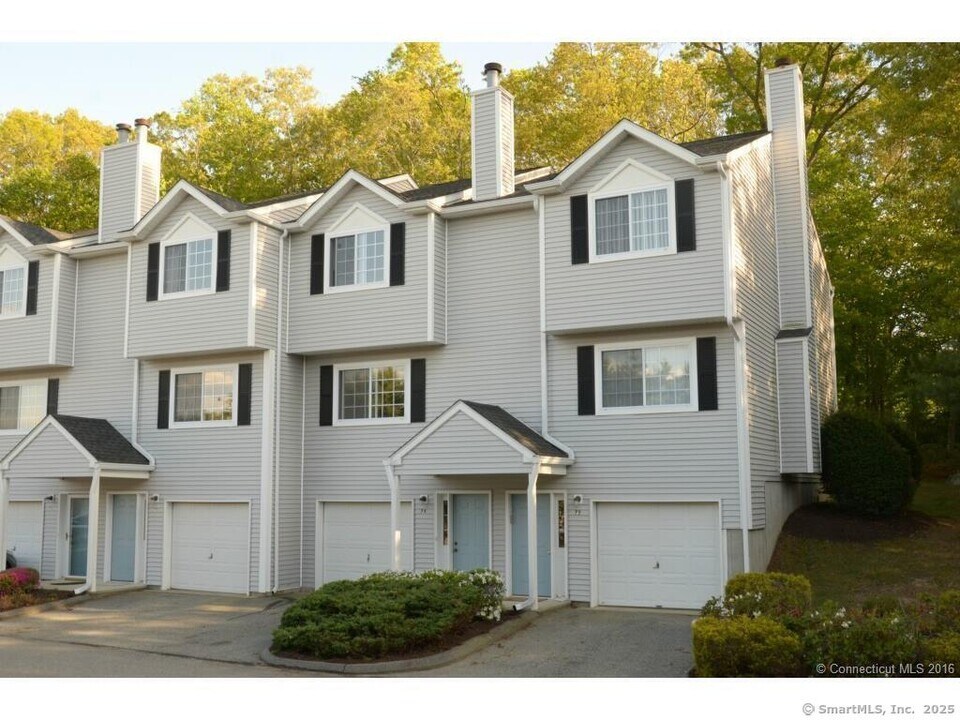 310 Boston Post Rd in Waterford, CT - Building Photo
