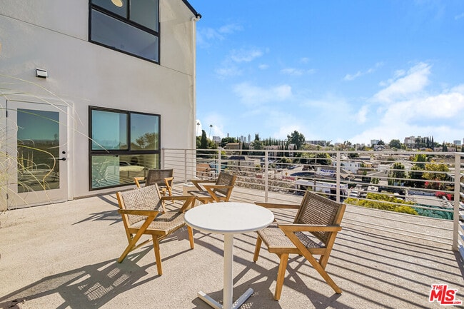 611 N Virgil Ave in Los Angeles, CA - Building Photo - Building Photo