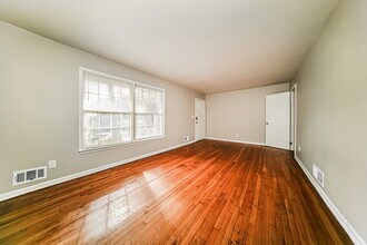 2107 Hilton Dr in Decatur, GA - Foto de edificio - Building Photo