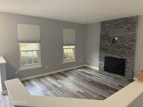 87 Deptford Ct in Matawan, NJ - Foto de edificio - Building Photo