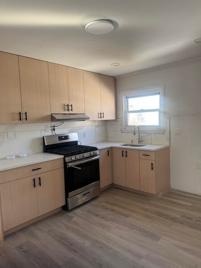 323 Devon St in Kearny, NJ - Building Photo - Building Photo