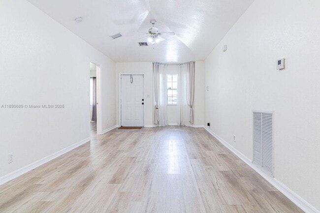 116 NW 6th Ave in Dania Beach, FL - Building Photo - Building Photo
