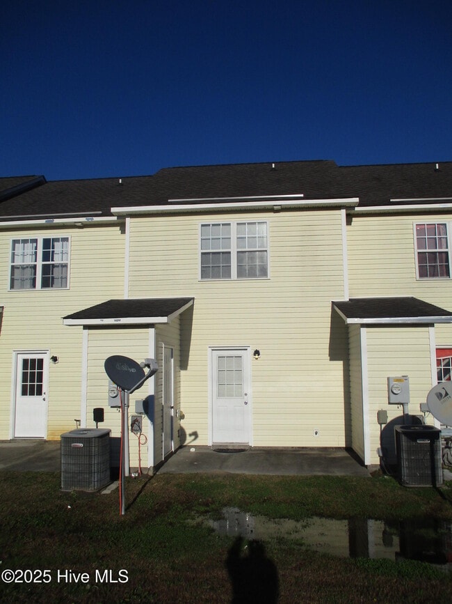 103 Bridgewood Dr in Jacksonville, NC - Building Photo - Building Photo