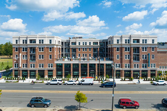 The Crest at Westhampton Commons in Richmond, VA - Building Photo - Building Photo