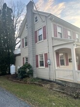 228 E Main St in Leola, PA - Foto de edificio - Building Photo