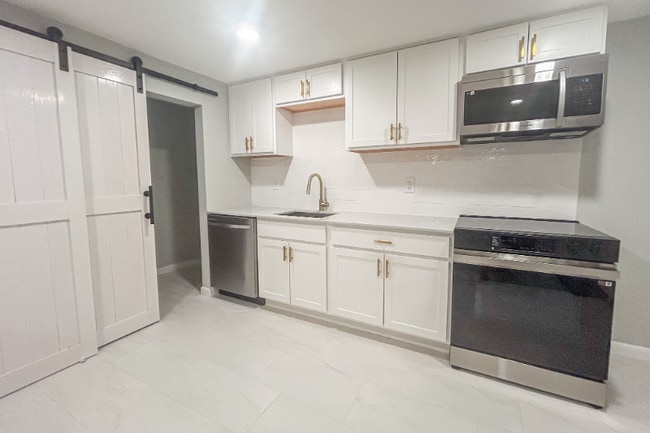 15 Sloan Ln in Pasadena, MD - Building Photo - Building Photo