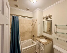 380 Riverway, Unit 6 in Boston, MA - Foto de edificio - Building Photo