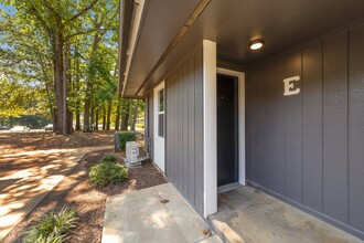 The Oakwood Apartments in Raleigh, NC - Building Photo - Building Photo