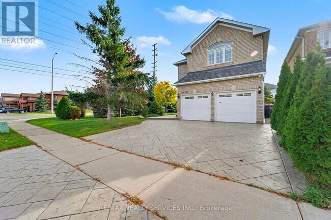 1032 Blueheron Blvd in Mississauga, ON - Building Photo - Building Photo