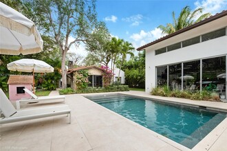 6811 Sunset Dr in South Miami, FL - Foto de edificio - Building Photo