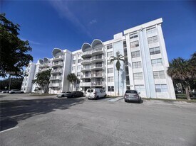 496 NW 165th St in Miami, FL - Building Photo