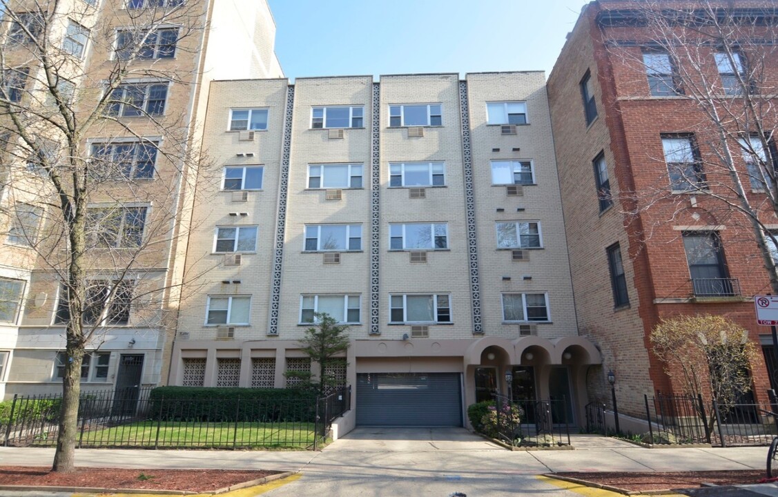 619 W Stratford Pl in Chicago, IL - Building Photo