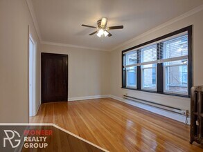 1421 W Hutchinson St, Unit 4222 Clark-2 in Chicago, IL - Building Photo - Building Photo