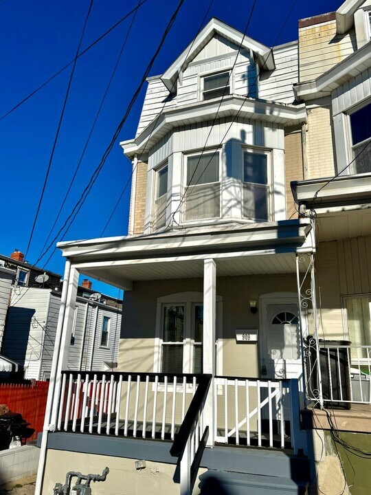 909 S Hall St in Allentown, PA - Building Photo