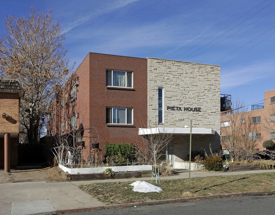 Pieta House in Denver, CO - Foto de edificio