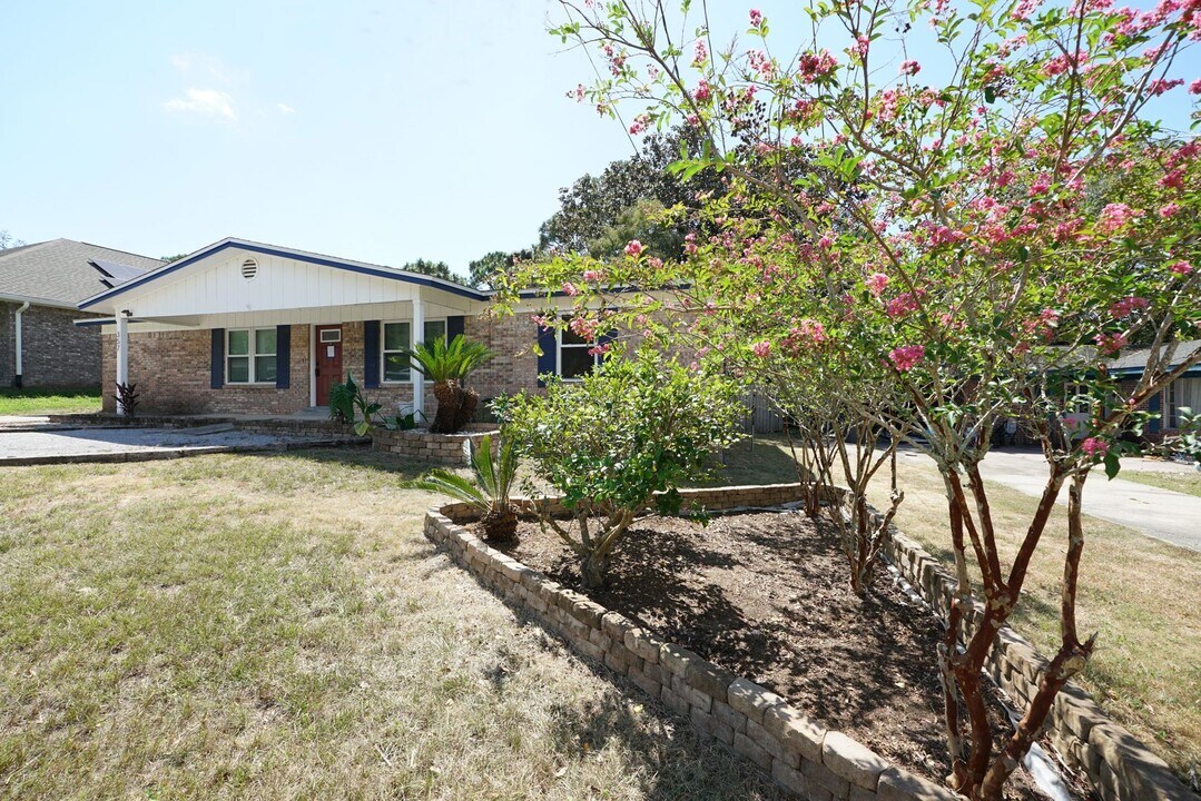 357 Lincoln Ave in Valparaiso, FL - Building Photo