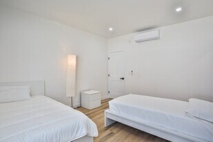 111 E 67th Way in Long Beach, CA - Building Photo