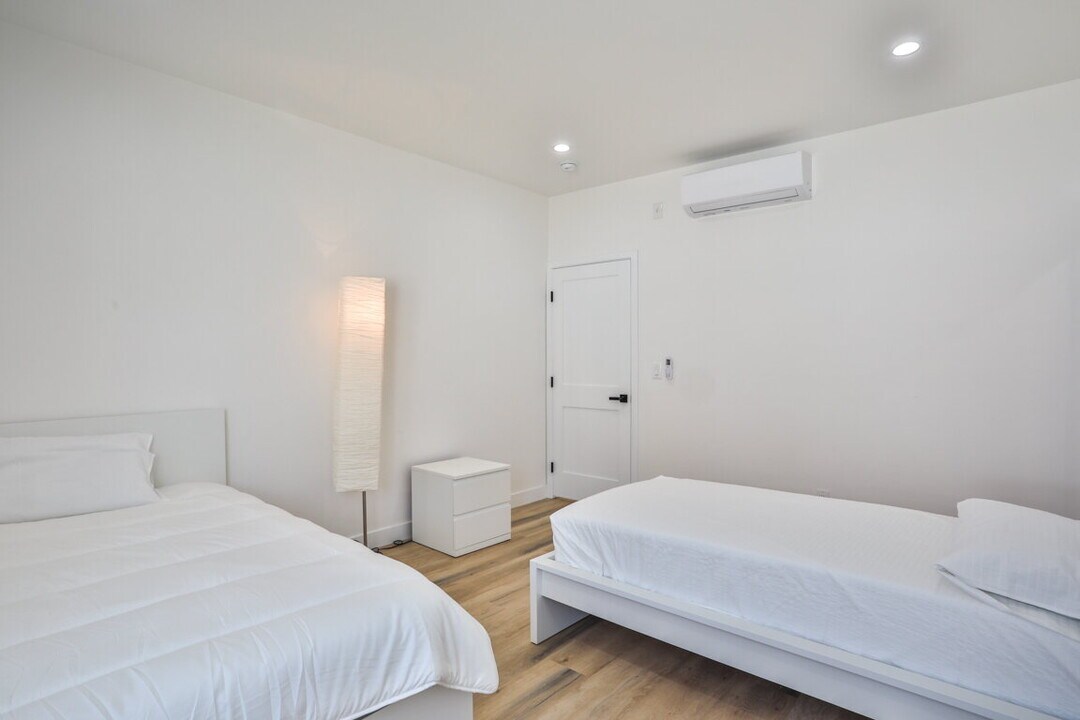 111 E 67th Way in Long Beach, CA - Building Photo